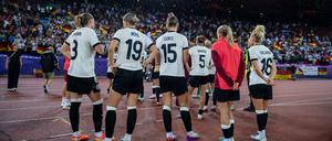 Von den Fans erhalten die Fußballerinnen viel Applaus – trotz Niederlage.