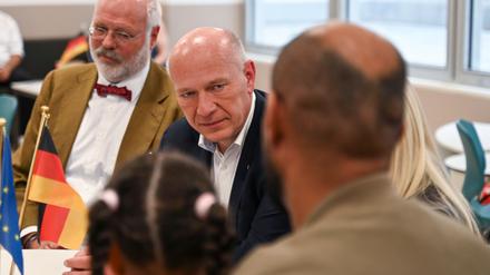 Beim Besuch im Landesamt für Einwanderung traf Wegner auch Menschen, die gerade deutsche Staatsbürger wurden. 