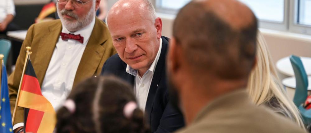 Beim Besuch im Landesamt für Einwanderung traf Wegner auch Menschen, die gerade deutsche Staatsbürger wurden. 