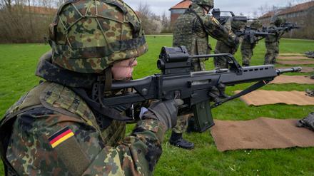 Mit verschiedenen Anreizen will die Bundesregierung mehr junge Leute für die Bundeswehr gewinnen. (Archivbild)