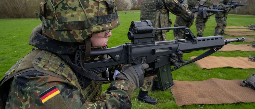 Mit verschiedenen Anreizen will die Bundesregierung mehr junge Leute für die Bundeswehr gewinnen. (Archivbild)