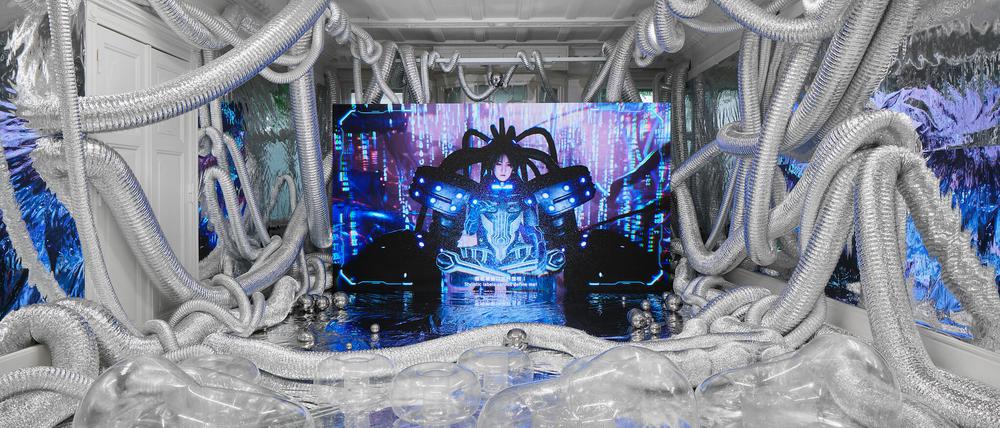 Lu Yangs neuste Videoinstallation „DOKU the Creator“ (2025).