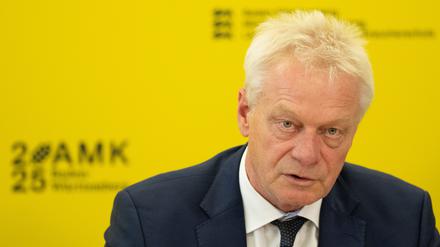 Alois Rainer (CSU), Bundesminister für Landwirtschaft, Ernährung und Heimat, spricht während einer Pressekonferenz im Anschluss an die Sonder-Agrarministerkonferenz (AMK).  