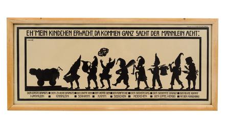 „Eh‘ mein Kindchen erwacht, da kommen ganz sacht der Männlein acht“: Lithografie nach einem Scherenschnitt von Käte Wolff.