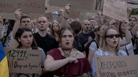 Sie werfen Selenskyj vor, die Zukunft ihres Landes zu verspielen: Wütende Demonstrantinnen in Kyjiw.