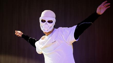 Ein Mann mit Maske tanzt in einem Studio. Unter dem Pseudonym "Avemoves" lädt der Bremerhavener Tanzvideos auf TikTok hoch, die von Millionen Menschen gesehen werden. +++ dpa-Bildfunk +++
