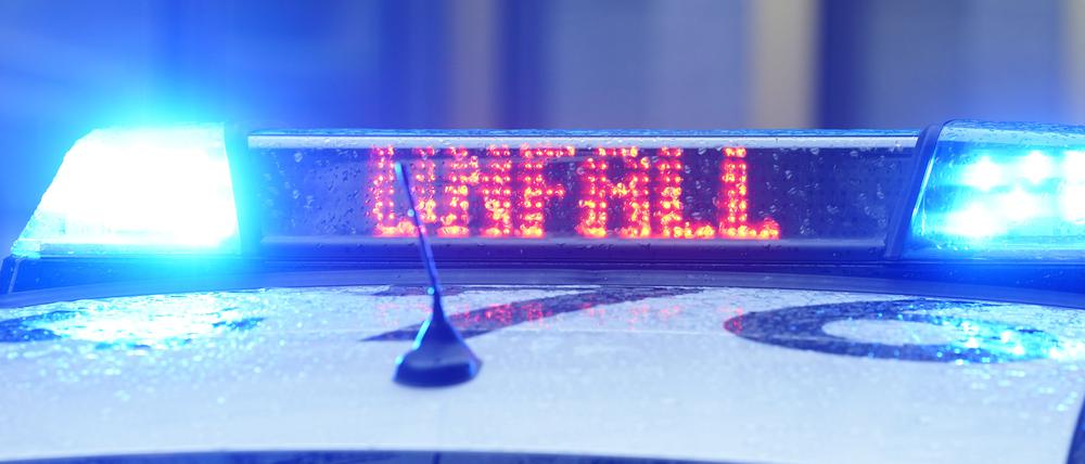 Der Schriftzug „Unfall“ ist neben dem Blaulicht auf dem Dach eines Polizeiautos zu lesen.