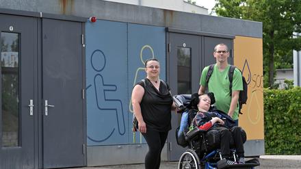 Sylvia und Mario Villwock mit ihrem Sohn Kulani. Der Neunjährige leidet an Kinderdemenz.