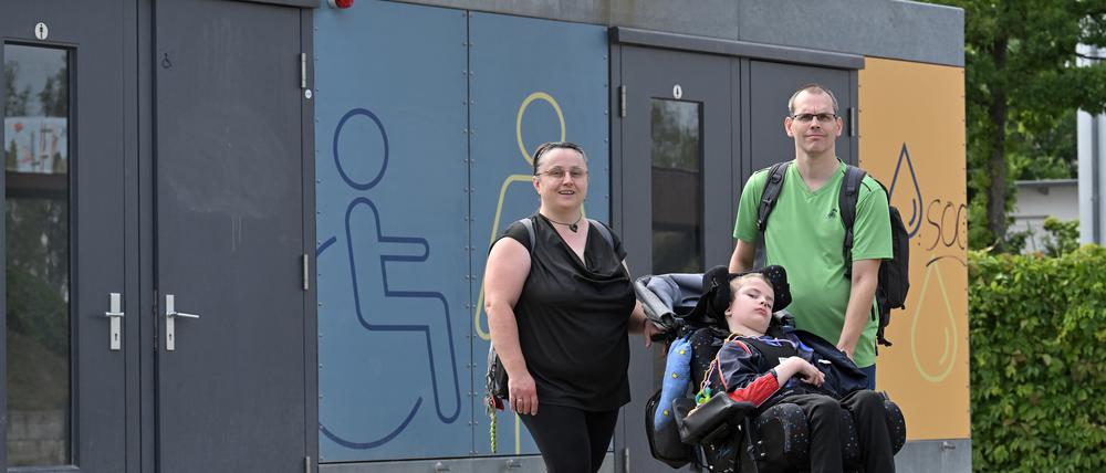 Sylvia und Mario Villwock mit ihrem Sohn Kulani. Der Neunjährige leidet an Kinderdemenz.