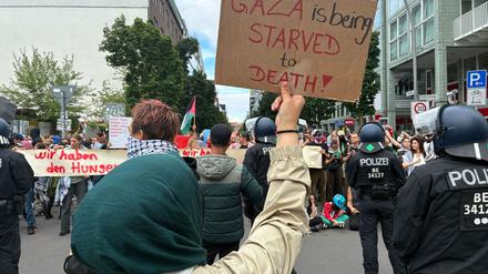 „Gaza wird ausgehungert“ - das kritisieren Demonstranten am Checkpoint Charlie in Berlin-Mitte.