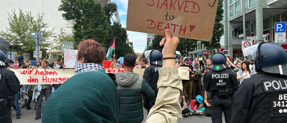 „Gaza wird ausgehungert“ - das kritisieren Demonstranten am Checkpoint Charlie in Berlin-Mitte.