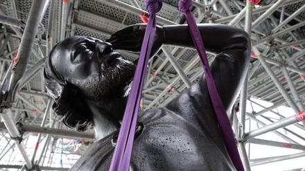 Mit der Rückkehr der Statue des Apostels Thomas ist die Gruppe aus 16 Kupferstatuen am Turm von Eugène Viollet-le-Duc komplett.
