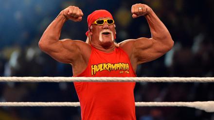 Die Wrestling-Legende Hulk Hogan begrüßt das Publikum während der Pay-per-View-Veranstaltung „Crown Jewel“ der World Wrestling Entertainment (WWE)