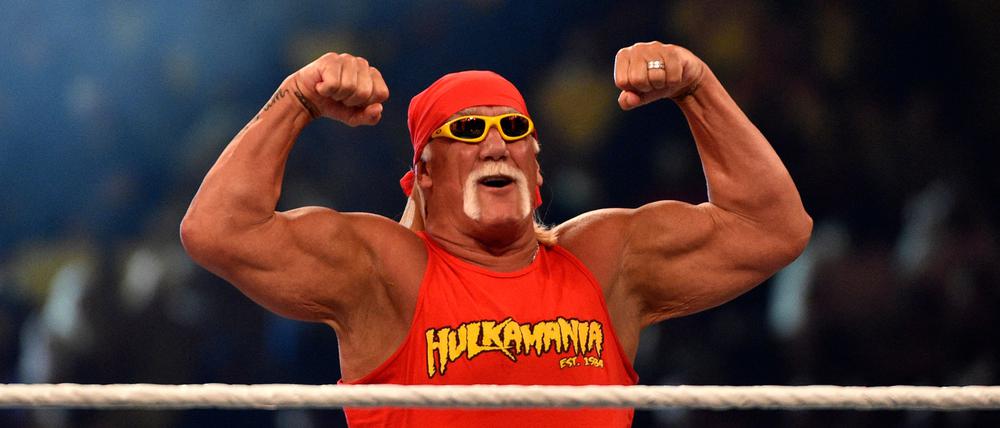 Die Wrestling-Legende Hulk Hogan begrüßt das Publikum während der Pay-per-View-Veranstaltung „Crown Jewel“ der World Wrestling Entertainment (WWE)