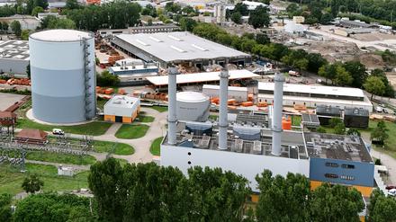 Das Heizkraftwerk wird mit Erdgas betrieben. Neben Elektrizität produziert es in Kraft-Wärme-Kopplung Fernwärme. Die in die Jahre gekommene Anlage muss aber ab 2030 ersetzt werden. 