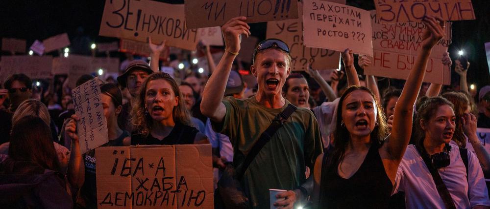 In der Ukraine führte ein neues Gesetz, das die Unabhängigkeit von Antikorruptionsbehörden beschränkt, zu landesweiten Protesten. 