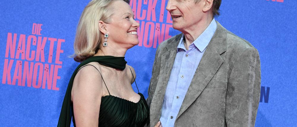 Liam Neeson und Pamela Anderson kamen für die Deutschlandpremiere von „Die nackte Kanone“ nach Berlin.
