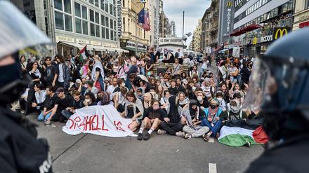 Konfrontation am historischen Ort: Wo einst die Grenze im Kalten Krieg verlief, trafen am Donnerstag eine aufgeheizte Menge propalästinensischer Demonstranten und die Berliner Polizei aufeinander.
