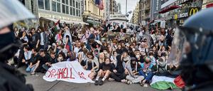 Konfrontation am historischen Ort: Wo einst die Grenze im Kalten Krieg verlief, trafen am Donnerstag eine aufgeheizte Menge propalästinensischer Demonstranten und die Berliner Polizei aufeinander.