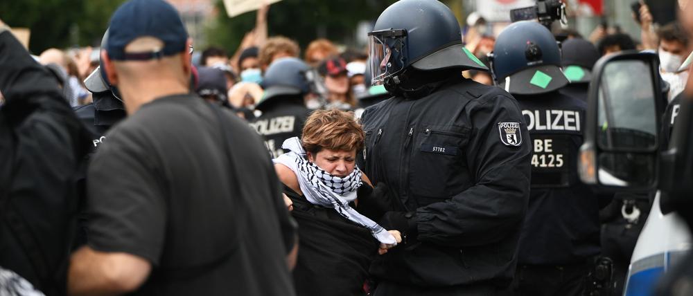 Die Polizei löst eine propalästinensische Demo am Checkpoint Charlie auf - ein begehrtes Touristenziel in Berlin.
