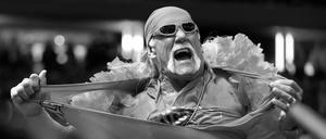 Wrestling-Legende Hulk Hogan reißt sich das Hemd vom Leib auf der Bühne bei einer Wahlkampfveranstaltung für den republikanischen US-Präsidentschaftskandidaten und ehemaligen US-Präsidenten Trump im Madison Square Garde. 