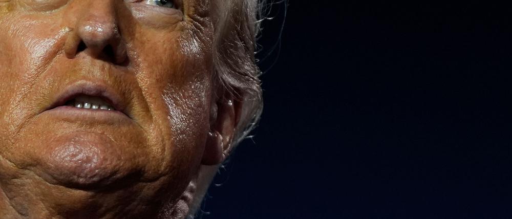 US-Präsident Donald Trump reist unter großem Druck nach Schottland.