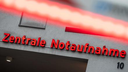 Viele Menschen in Berlin gehen laut einer aktuellen Umfrage direkt in die Notaufnahme, ohne sich vorher ärztlichen Rat zu holen. (Symbolbild)