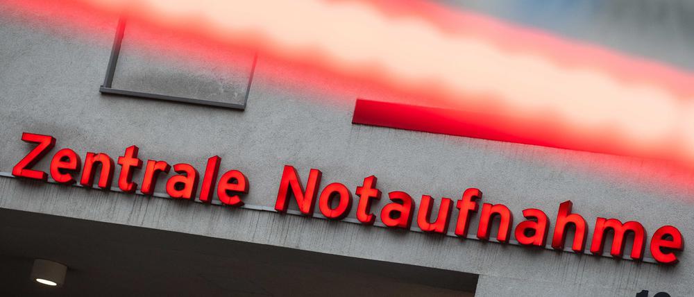 Viele Menschen in Berlin gehen laut einer aktuellen Umfrage direkt in die Notaufnahme, ohne sich vorher ärztlichen Rat zu holen. (Symbolbild)