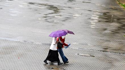 Den Regenschirm sollte man in den nächsten Tagen lieber nicht vergessen. (Symbolbild)