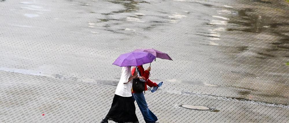 Den Regenschirm sollte man in den nächsten Tagen lieber nicht vergessen. (Symbolbild)