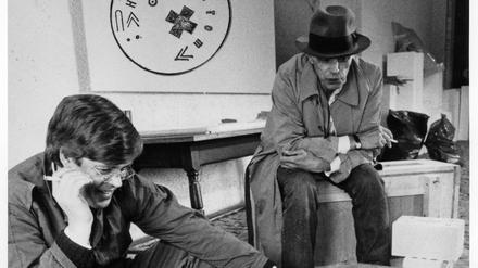 Bernd Klüser und Joseph Beuys mit Werken des Künstlers.