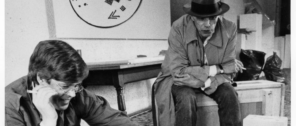 Bernd Klüser und Joseph Beuys mit Werken des Künstlers.