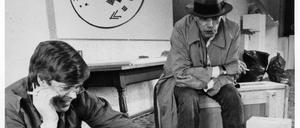 Bernd Klüser und Joseph Beuys mit Werken des Künstlers.
