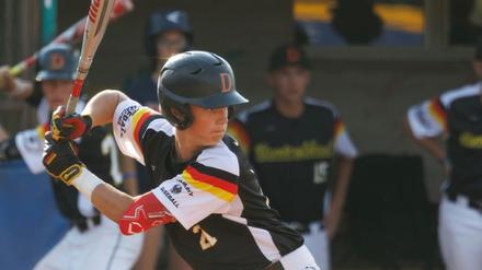 Emanuel Linares (15) von den Berlin Wizards am Schlagmal.
