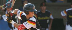 Emanuel Linares (15) von den Berlin Wizards am Schlagmal.