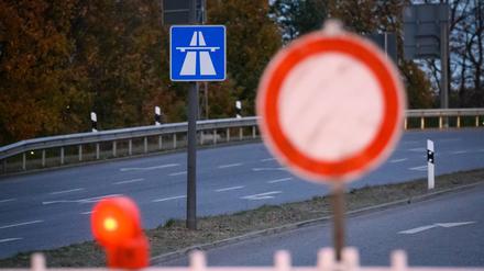 Schilder und Baken stehen während einer Sperrung an einer Autobahn-Anschlussstelle. (Symbolbild)