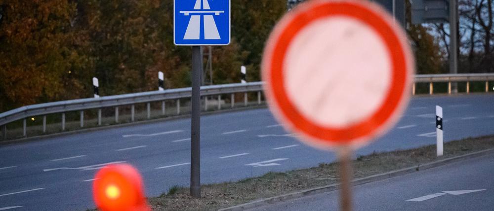 Schilder und Baken stehen während einer Sperrung an einer Autobahn-Anschlussstelle. (Symbolbild)