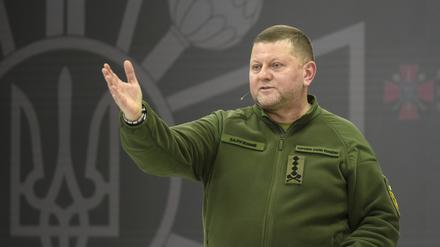 Dezember 2023: Saluschnyj gestikuliert auf einer Pressekonferenz in Kiew.