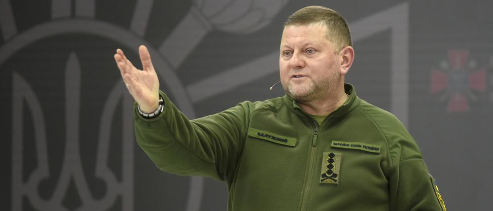 Dezember 2023: Saluschnyj gestikuliert auf einer Pressekonferenz in Kiew.