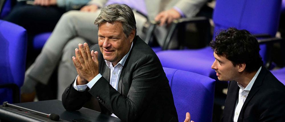 Robert Habeck vergangene Woche im Bundestag. Als Bundeskanzler Merz das von Habeck so lange geforderte Sondervermögen verteidigte, spendete dieser ihm einsamen Applaus.