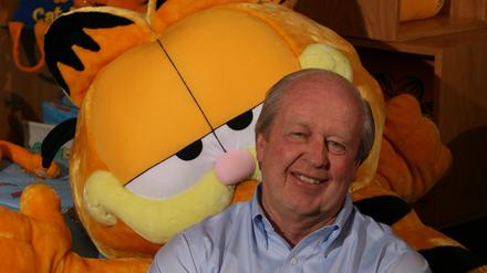 „Garfield“-Zeichner Jim Davis mit einem Abbild seiner Erfindung.