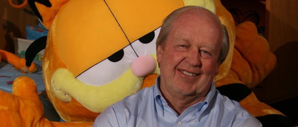 „Garfield“-Zeichner Jim Davis mit einem Abbild seiner Erfindung.
