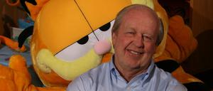 „Garfield“-Zeichner Jim Davis mit einem Abbild seiner Erfindung.