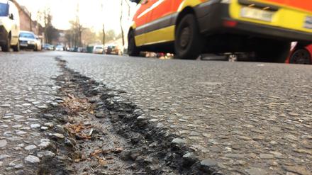 Straßenschäden in der Klingsorstraße in Berlin-Steglitz. Die Straße ist die Zufahrt zur Rettungsstelle des Charité-Klinikums Benjamin Franklin. Krankenhaus, Steglitz-Zehlendorf.