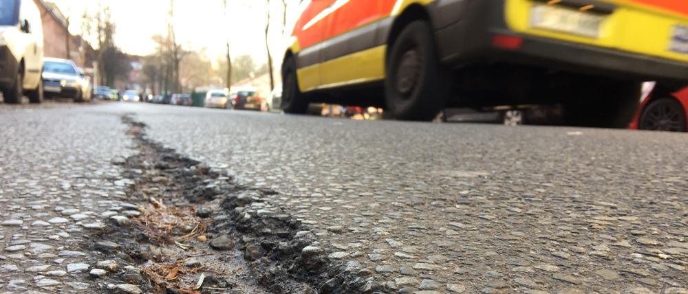 Straßenschäden in der Klingsorstraße in Berlin-Steglitz. Die Straße ist die Zufahrt zur Rettungsstelle des Charité-Klinikums Benjamin Franklin. Krankenhaus, Steglitz-Zehlendorf.