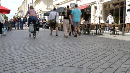 „Boulevard des Films“: Eingelassene Platten zeigen die Titel von 55 bekannten Filmen, die in Potsdam und der Region produziert wurden.