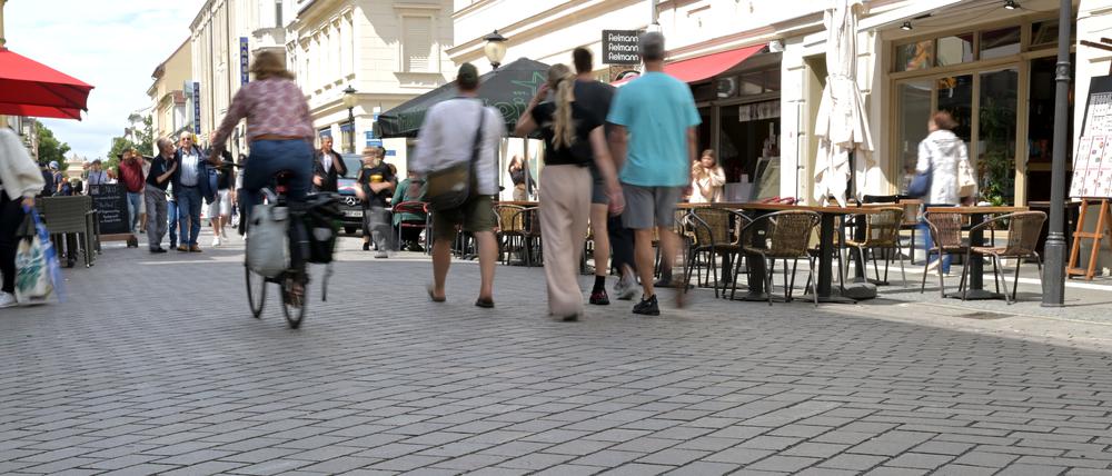 „Boulevard des Films“: Eingelassene Platten zeigen die Titel von 55 bekannten Filmen, die in Potsdam und der Region produziert wurden.