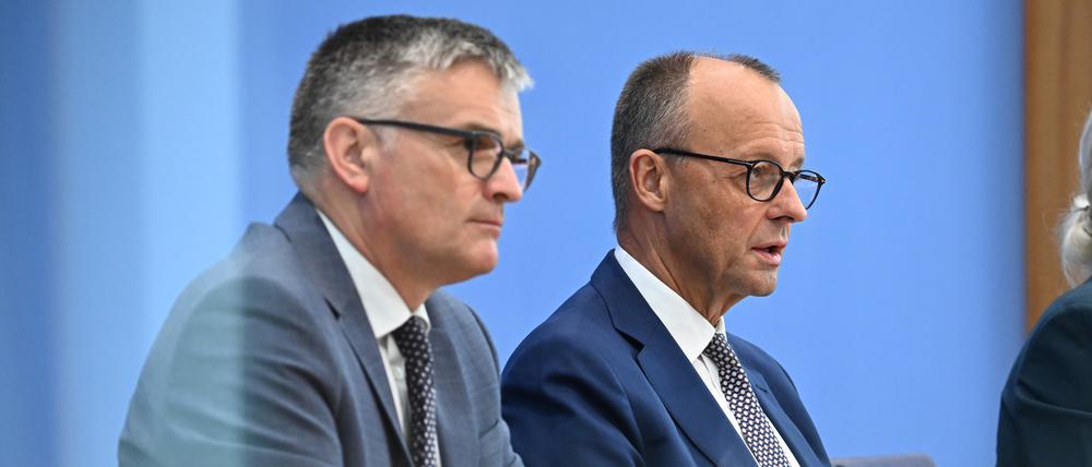 Bundeskanzler Friedrich Merz (CDU) und Regierungssprecher Stefan Kornelius (Symbolbild)