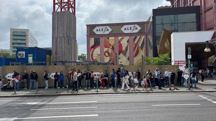 Der Alexa-Haupteingang ist für Labubu-Fans heute tabu.  