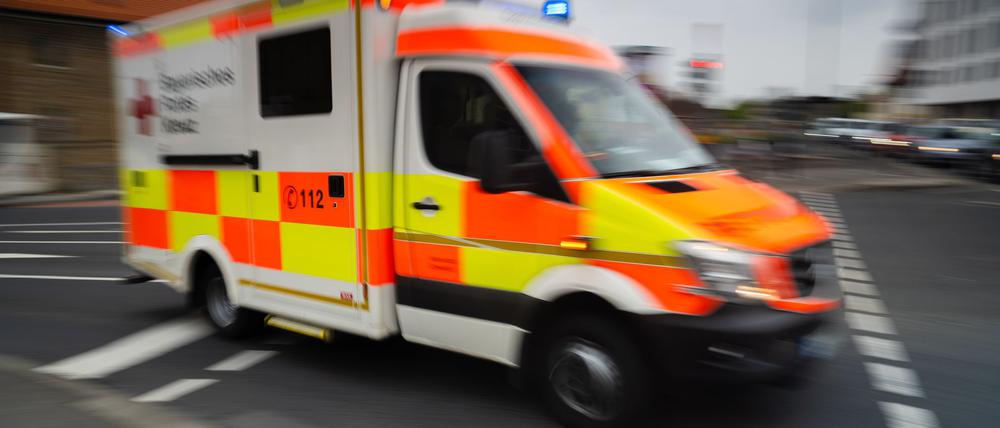 Der Junge wurde schwer verletzt in ein Krankenhaus gebracht, starb dort aber am nächsten Tag. (Symbolbild)